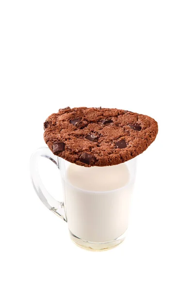 미국의 초콜릿 비스킷, 우유의 유리 절연 흰색 배경 — 스톡 사진