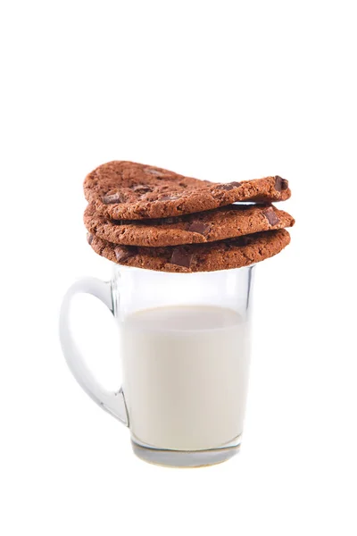 American biscuits with chocolate, a glass of milk isolated white background — Stock Photo, Image