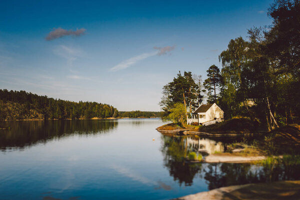 белый деревянный дом на озере
