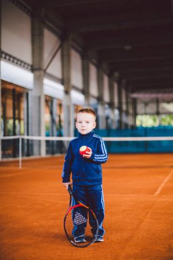  Sarı küçük çocuğa, kumlu Tenis Kortu raketle mavi eşofman standları