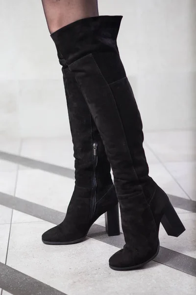 Ragazza con gli stivali alti neri,. lookbook, stivali di cuoio alti delle donne — Foto Stock