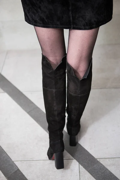Fille en bottes noires hautes,. lookbook, bottes en cuir pour femmes — Photo