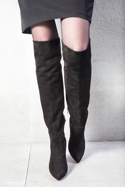 Chica con botas negras altas,. lookbook, botas altas de cuero para mujer — Foto de Stock