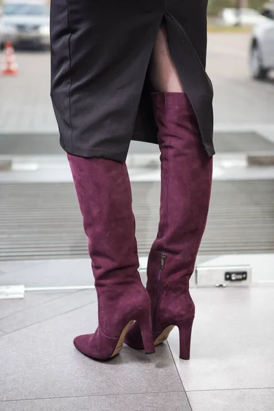Chica con botas rojas altas, un abrigo en la oficina — Foto de Stock
