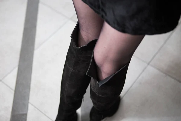 Fille en bottes noires hautes,. lookbook, bottes en cuir pour femmes — Photo