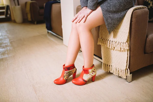 Jambes de femme lookbook en bottes en cuir rouge à l'intérieur — Photo