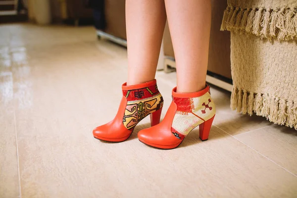 Jambes de femme lookbook en bottes en cuir rouge à l'intérieur — Photo