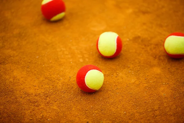 Rode tennisbal op een klei tennis court oranje kleur — Stockfoto