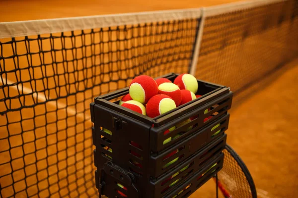 Eine Menge Tennisbälle zu Basketbällen, Tennisplatz. Raster für Tennis — Stockfoto