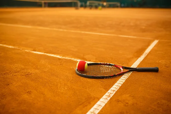 Racheta de tenis și mingea — Fotografie de stoc gratuită