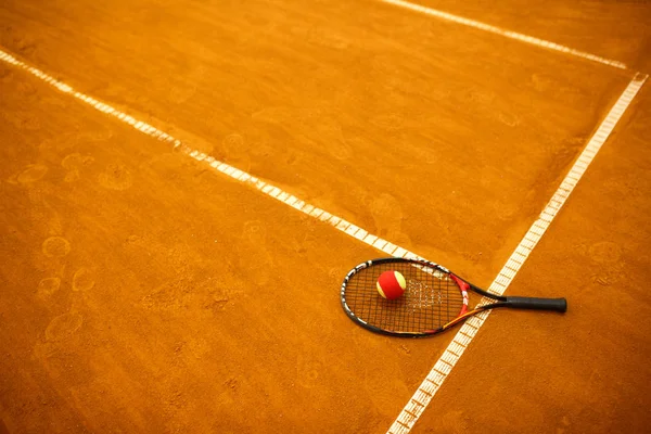 Tennisschläger und der Ball — kostenloses Stockfoto