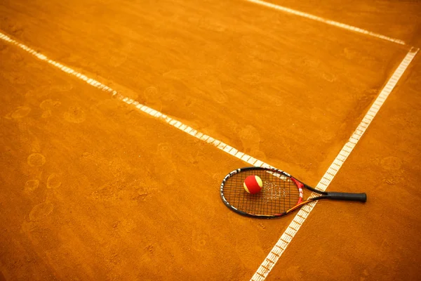 Tennisracket en de bal — Gratis stockfoto