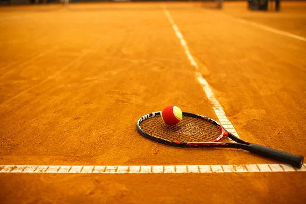 Racheta de tenis și mingea — Fotografie de stoc gratuită