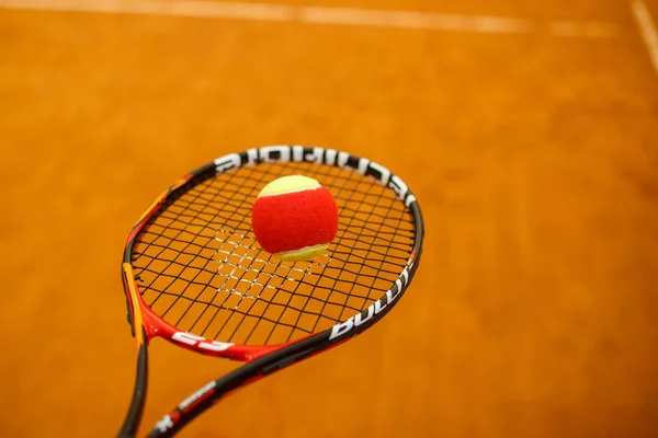 Tennisracket en de bal — Stockfoto