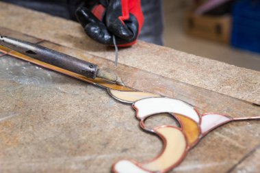 Vitray maker Hediyelik eşya ile çalışır