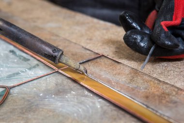 Vitray maker Hediyelik eşya ile çalışır