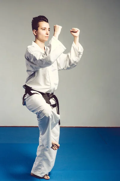 Chica, Taekwondo es marcial Stoke manos en puños, enfocado, mirada seria en el estudio sobre fondo aislado — Foto de Stock