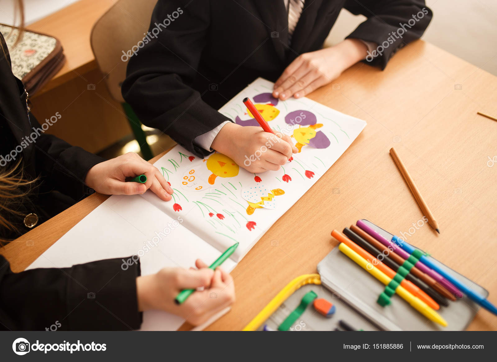 Il bambino disegna pennarelli Piccolo bambino tiene in mano un pennarello blu e disegna Un scherza l illustrazione un set di pennarelli colorati su un