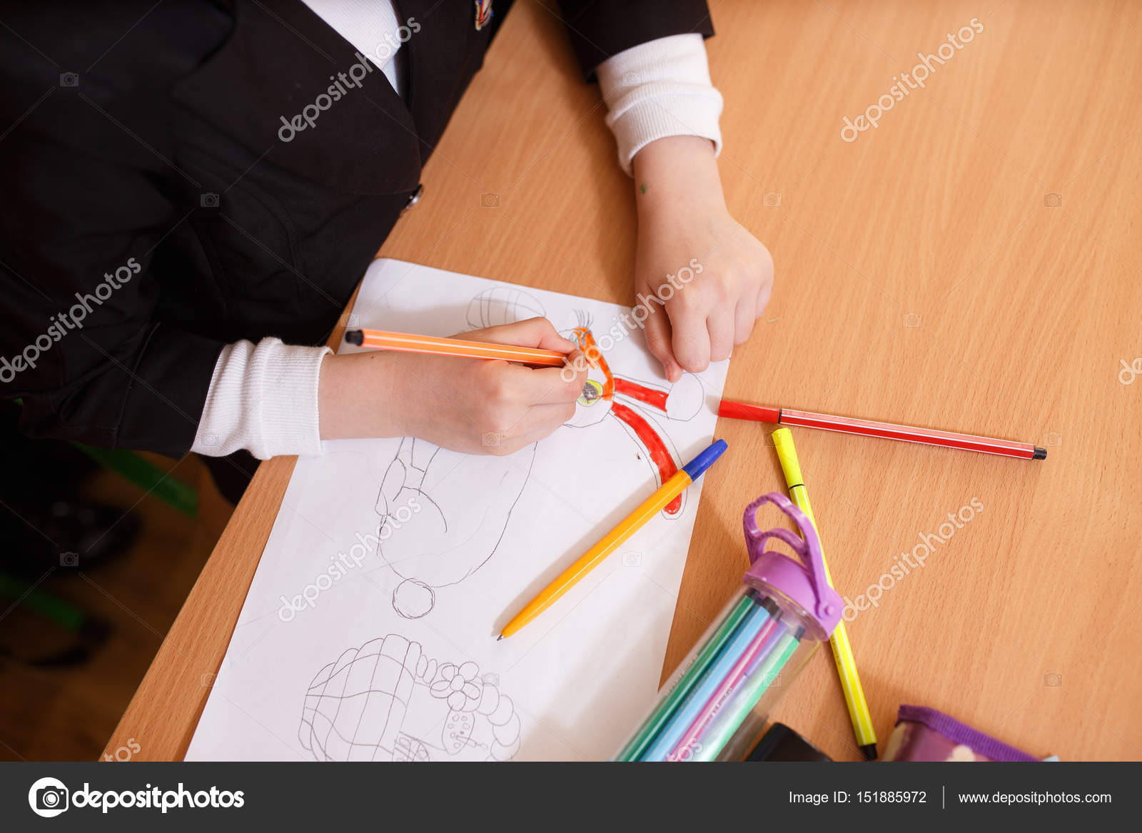 Enfant Dessine Des Feutres Petit Enfant Est Titulaire Dun