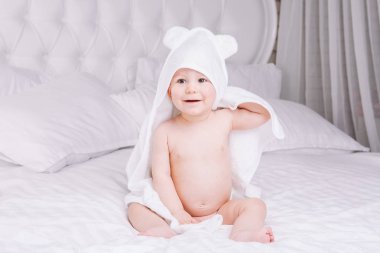 Adorably yalan yatakta beyaz havlu üzerine bebeğim. Mutlu çocukluk ve sağlık kavramı.