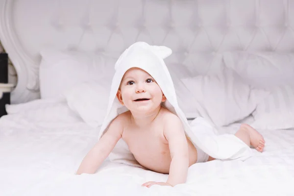 Adorably μωρό βρίσκονται σε λευκή πετσέτα στο κρεβάτι. Ευτυχισμένη παιδική ηλικία και υγειονομικής περίθαλψης έννοια. — Φωτογραφία Αρχείου