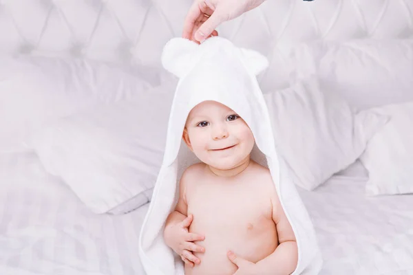Adorably yalan yatakta beyaz havlu üzerine bebeğim. Mutlu çocukluk ve sağlık kavramı. — Stok fotoğraf