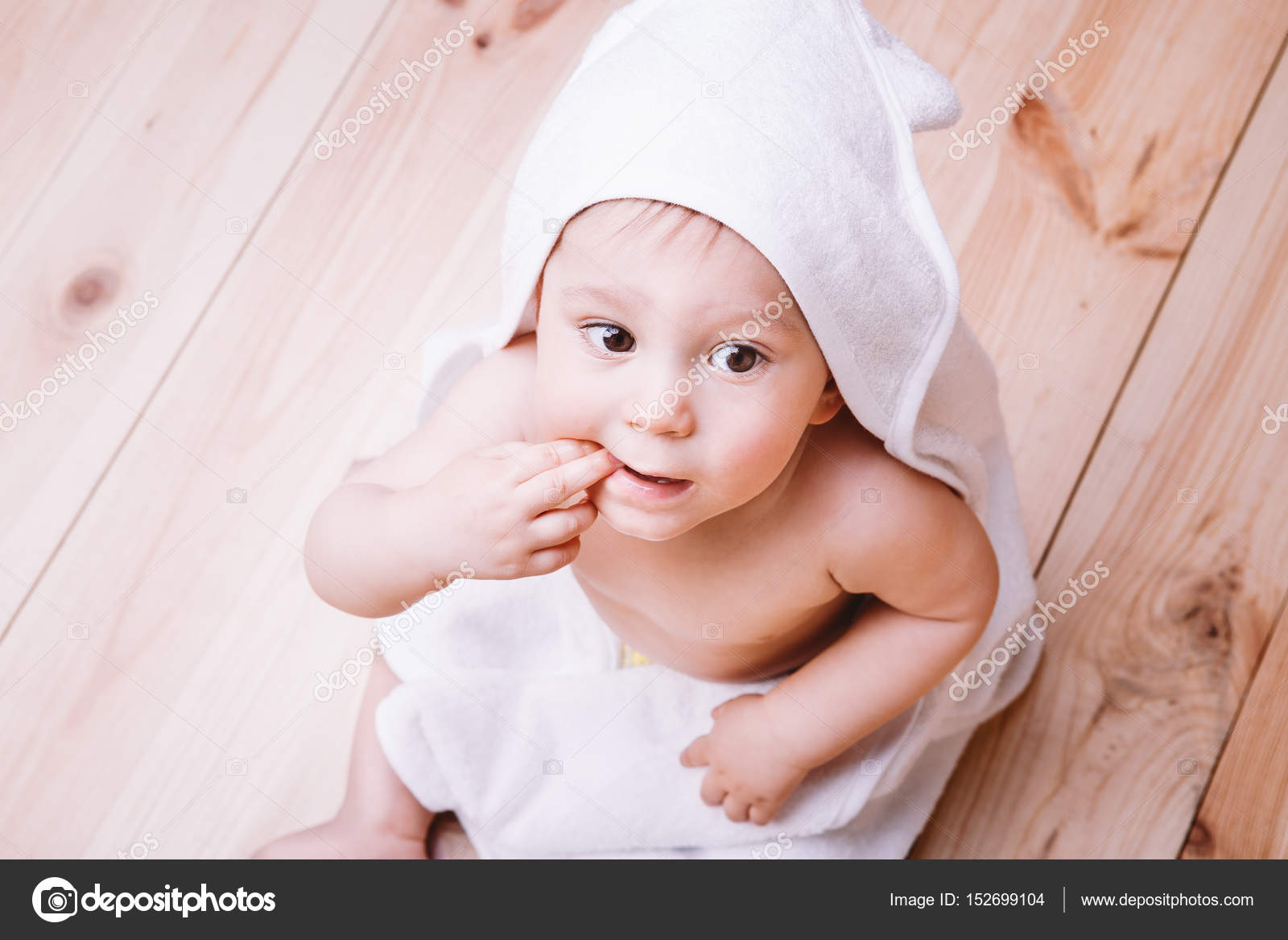 Mignonne Petite Fille En Lapin Costume Sur Une Serviette Blanche Photographie Veloliza C Mignonne Petite Fille En Lapin Costume Sur Une Serviette Blanche Photographie Veloliza C