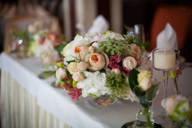 Bir etkinlik ya da düğün resepsiyonu için masa hazır.
