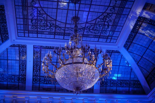 The big crystal chandelier — Stock Photo, Image