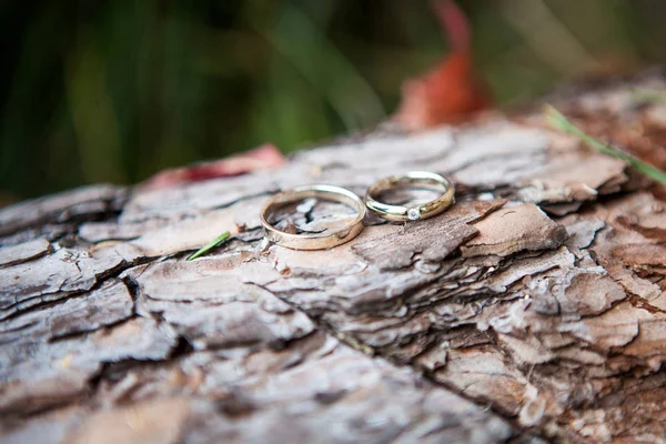 Пара обручальных колец на старой деревянной текстуре — стоковое фото