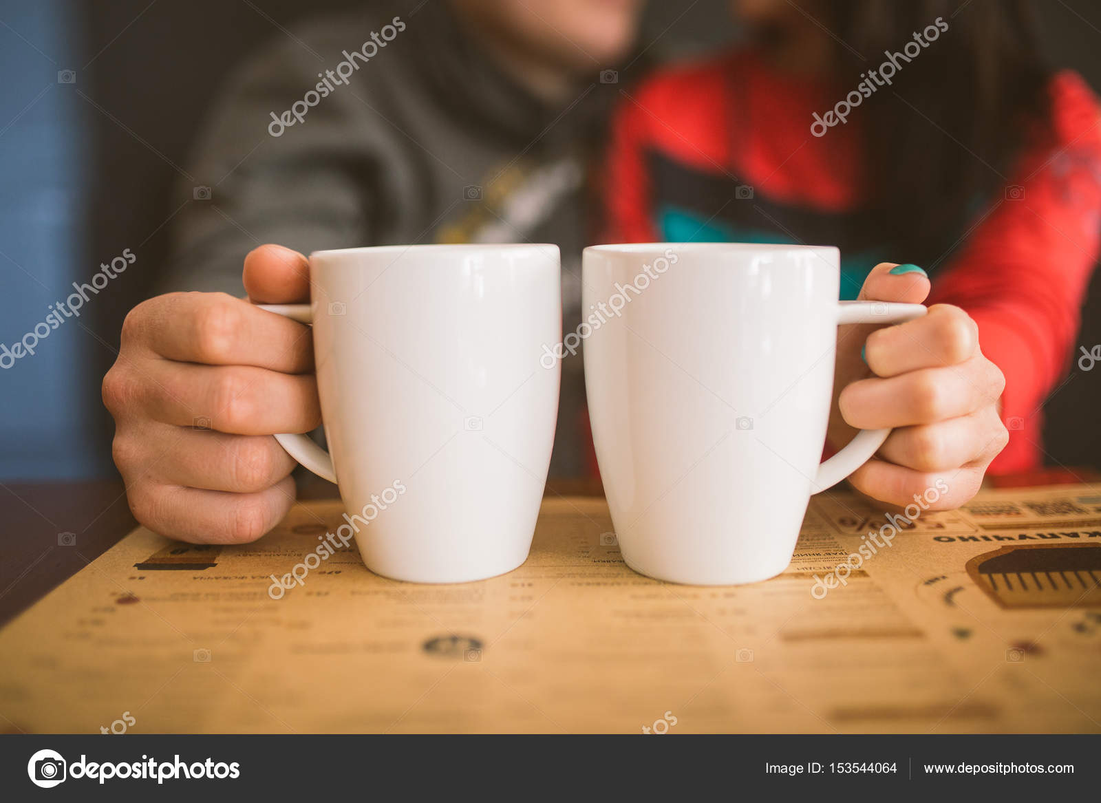 Paires De Mains Femelles Avec Une Tasse Et Une Cuillère De Café