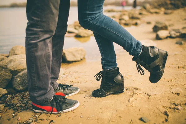 Pasangan muda mencium kaki luar ruangan — Stok Foto