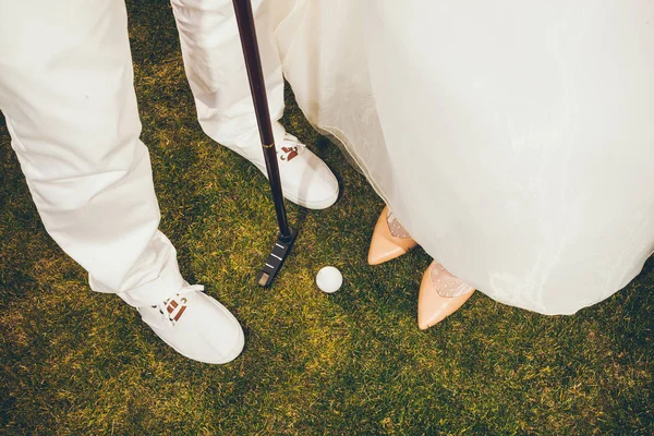 Ευτυχισμένη νύφη και τον γαμπρό παίζει γκολφ - εσωτερικη γάμου — Φωτογραφία Αρχείου