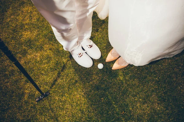Ευτυχισμένη νύφη και τον γαμπρό παίζει γκολφ - εσωτερικη γάμου — Φωτογραφία Αρχείου
