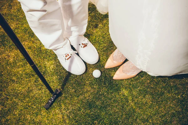 Noiva feliz e noivo jogando golfe - Close up casamento — Fotografia de Stock