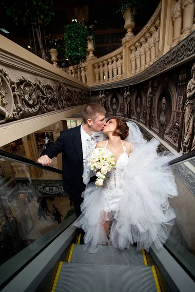 Un couple amoureux, sur l'escalier roulant du centre commercial . — Photo