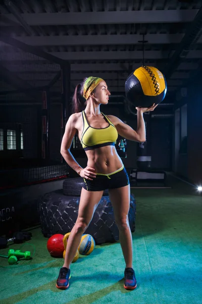 一个坚强的女孩，在健身房训练带球。健康，体育概念 — 图库照片