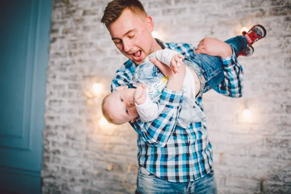 Foto van het lachen van vader en zoon gekleed in geruite overhemden — Stockfoto