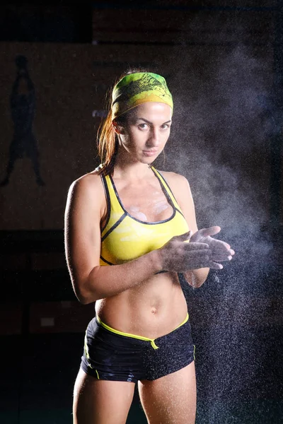 Modelo de fitness feminino batendo palmas com talco em pó em um ginásio pouco antes de fazer excersis . — Fotografia de Stock