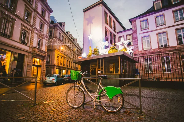 스트라스부르의 거리에서 가방을 구매와 자전거 — 스톡 사진