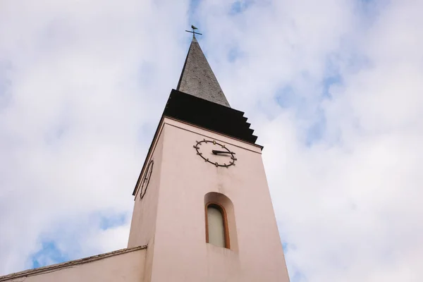 Igreja Católica de cor rosa Alsácia França . — Fotografia de Stock