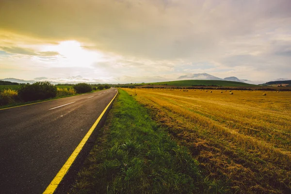 Leere Straße, Feld, Sonnenuntergang, Himmel, Sommer — Stockfoto