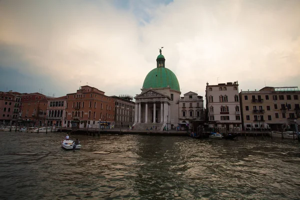 Πανοραμική θέα από το περίφημο Canal Grande από τη γέφυρα του Ριάλτο στη Βενετία, Ιταλία — Φωτογραφία Αρχείου