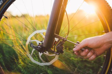 adam ile hidrolik disk fren ön tekerlek mtb bisiklet üzerinde vida.