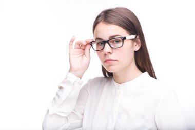 Güzel genç kız bardaklarda siyah ağızlı izole bir arka plan üzerinde beyaz bir gömlek. İş kavramı