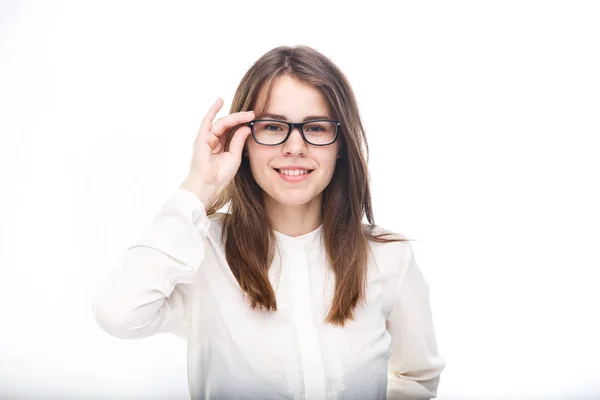 Krásná mladá dívka v brýlích s černým okrajem bílou košili na izolované pozadí. Obchodní koncept — Stock fotografie