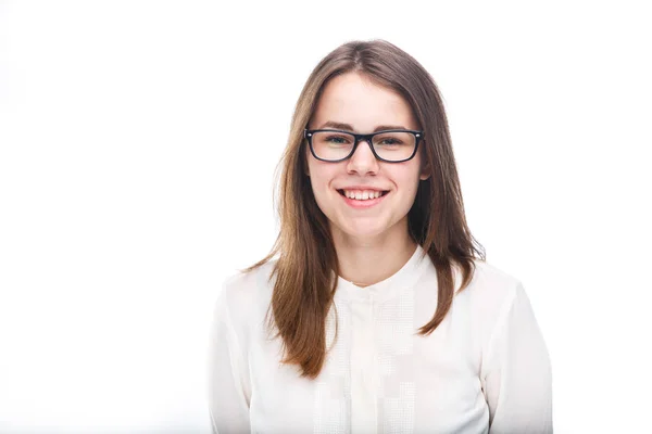 Hermosa joven en gafas con un borde negro una camisa blanca sobre un fondo aislado. Concepto empresarial —  Fotos de Stock