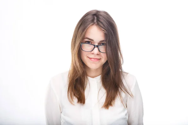 Hermosa joven en gafas con un borde negro una camisa blanca sobre un fondo aislado. Concepto empresarial —  Fotos de Stock