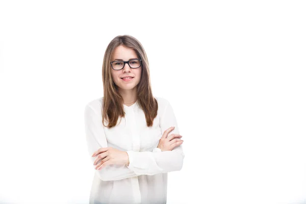 Hermosa joven en gafas con un borde negro una camisa blanca sobre un fondo aislado. Concepto empresarial —  Fotos de Stock