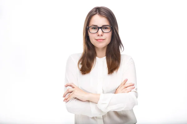 Hermosa joven en gafas con un borde negro una camisa blanca sobre un fondo aislado. Concepto empresarial — Foto de Stock